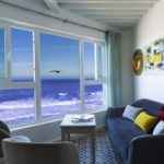 Sala de estar con vista al mar
